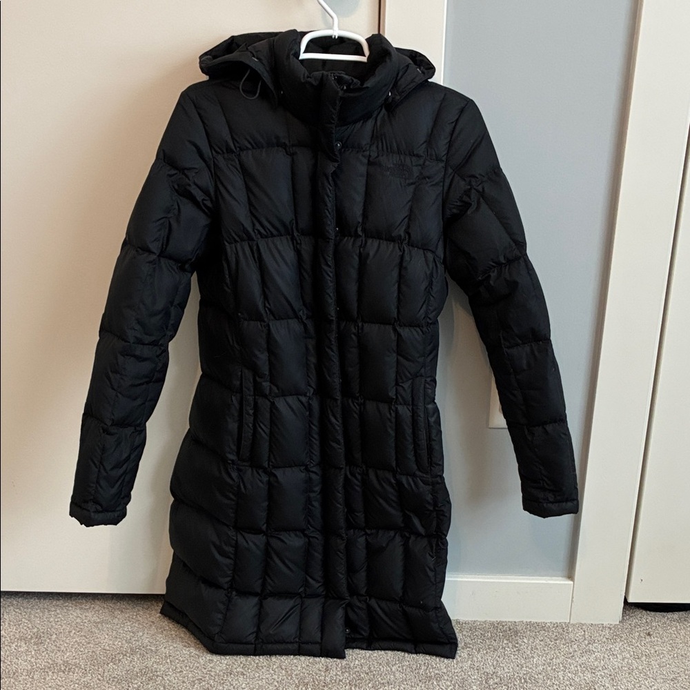 The Northface Women’s Black Puffer Hooded Jacket